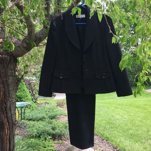 Tahari women’s pantsuit in Black Sz 10P